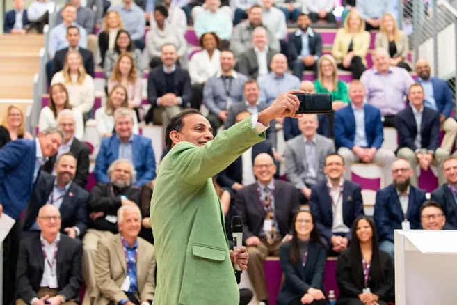 photo: Ally's Chief Information, Data and Digital Officer, Sathish Muthukrishnan, takes a selfie with attendees at the 2023 Ally Tech Partner Awards.